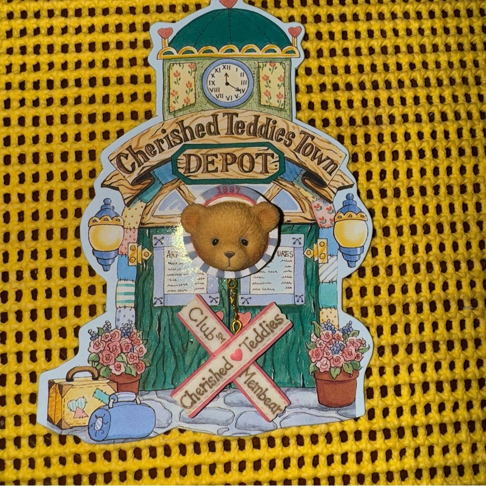 NWT Cherished Teddies Town Depot 1996 Club Member Pin Discontinued